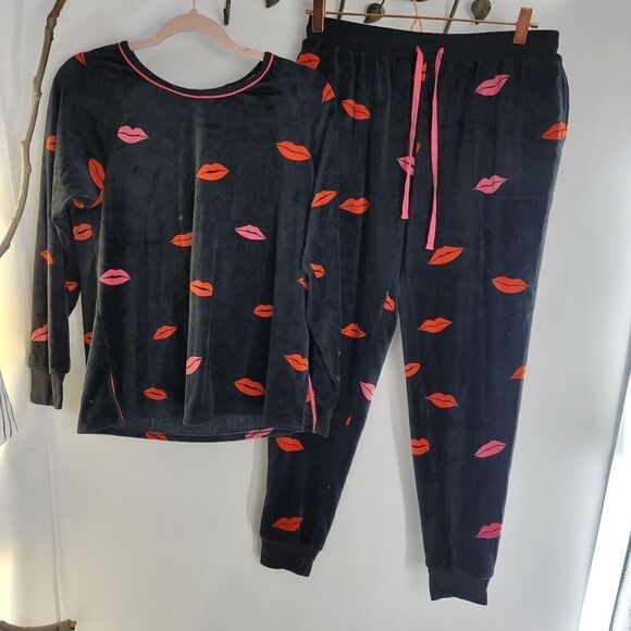 kate spade Other - Kate spade lip print velour pajama set